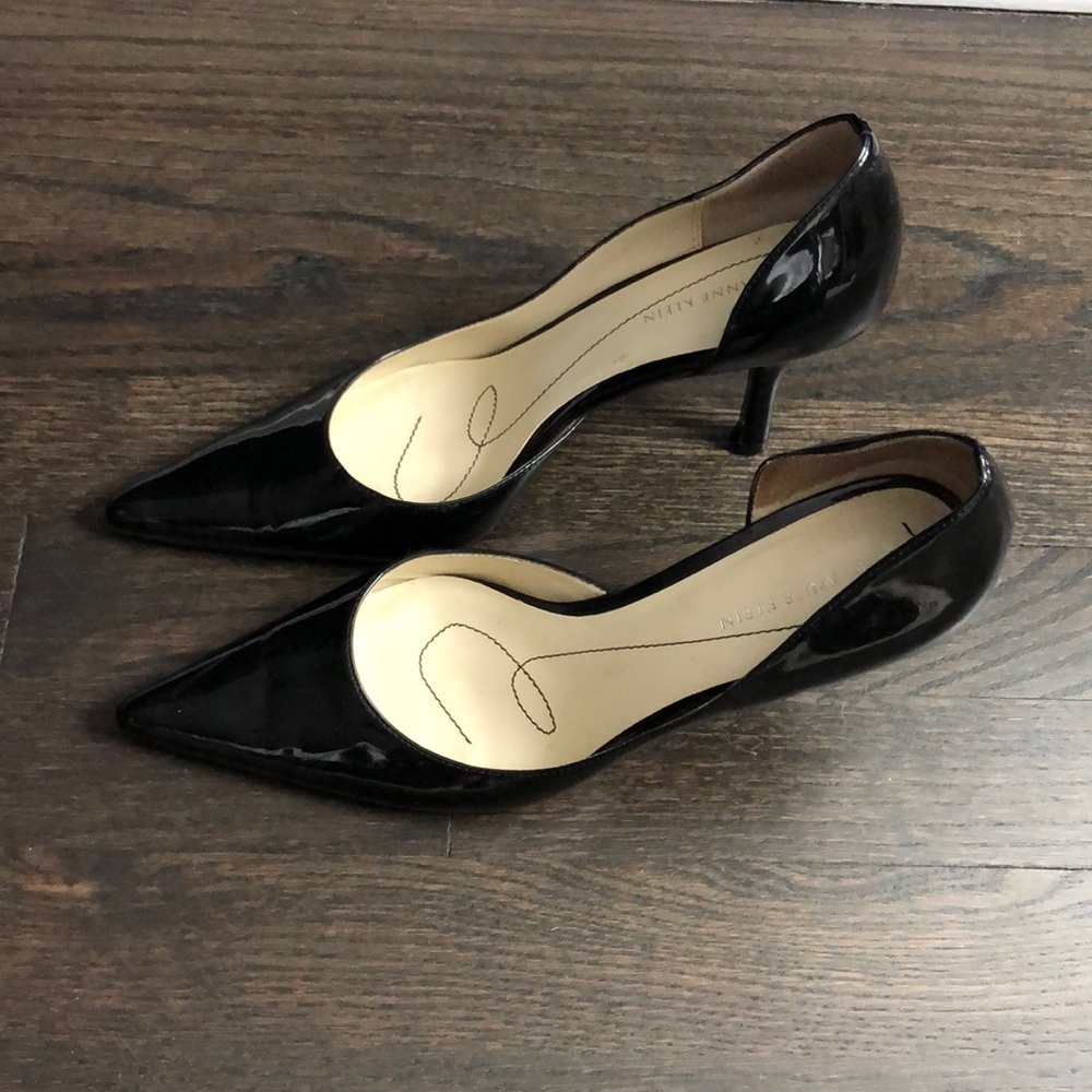Classic black patent leather pumps.
